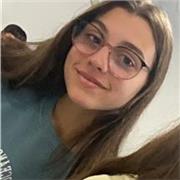 Profesora que imparte clases de inglés a niños